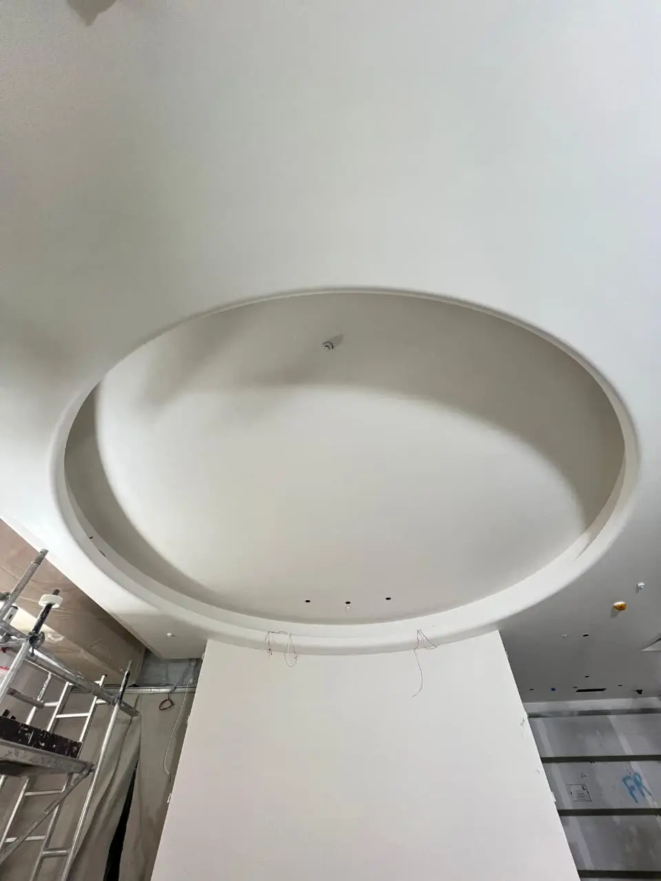 Large circular recessed ceiling during on-site finishing