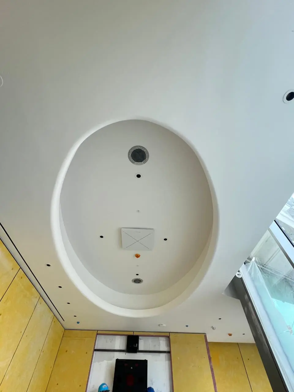 Oval recessed ceiling with coordinated service openings
