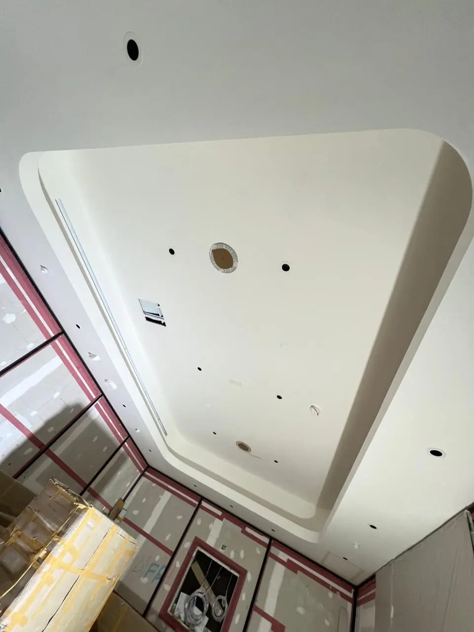 Rectangular recessed ceiling with softened corners during installation